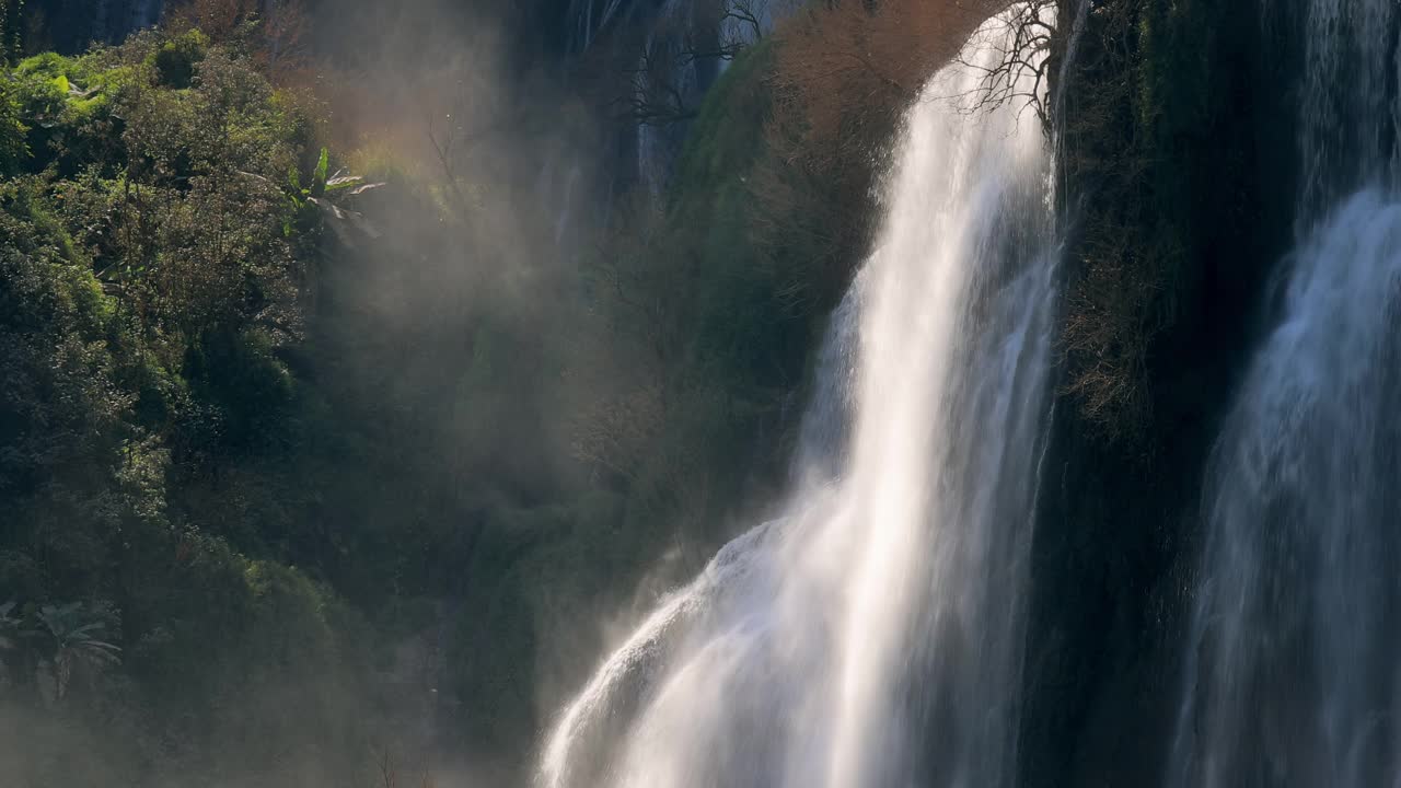 SLO MO Tee Lor Su瀑布的标志性景点，泰达省泰国无缝环视频素材