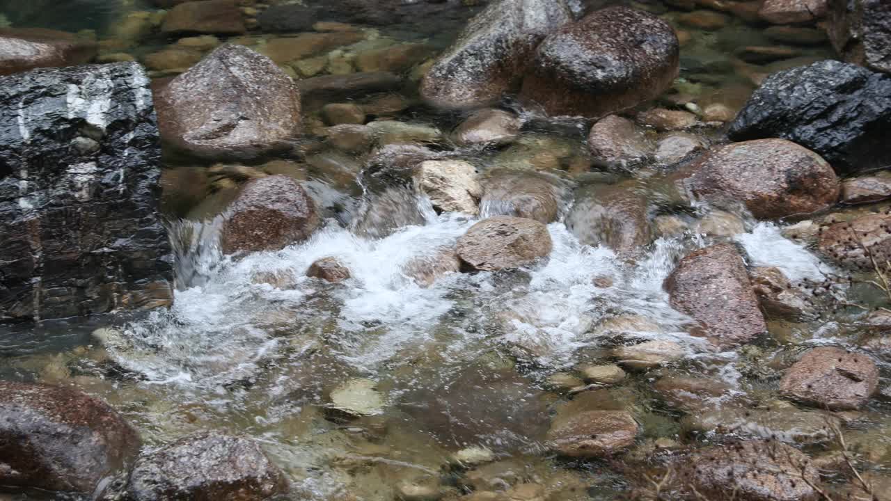 中国黄山翡翠谷的瀑布视频素材