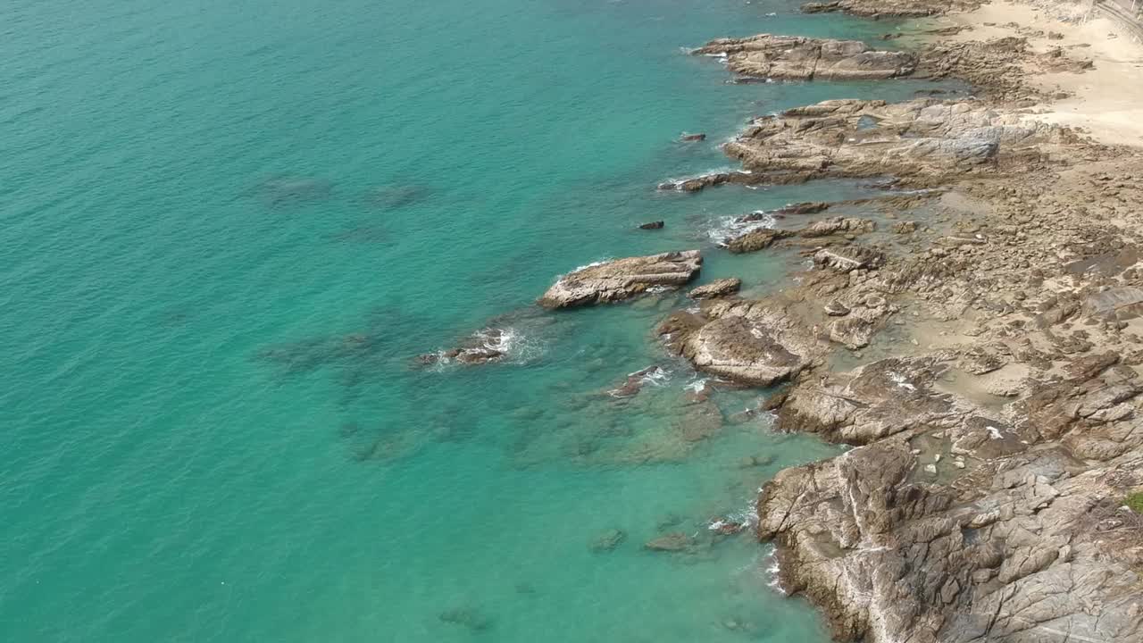 泰国普吉岛的巴东海滩和北部岩石的全景无人机视图视频素材