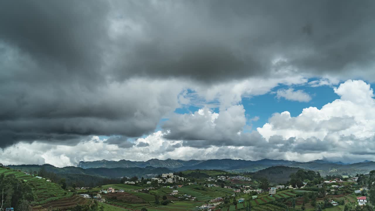 印度乌蒂·尼尔吉里斯山站上空的云朵视频素材