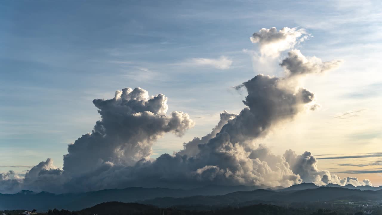 印度乌蒂·尼尔吉里斯山站上空的云朵视频素材