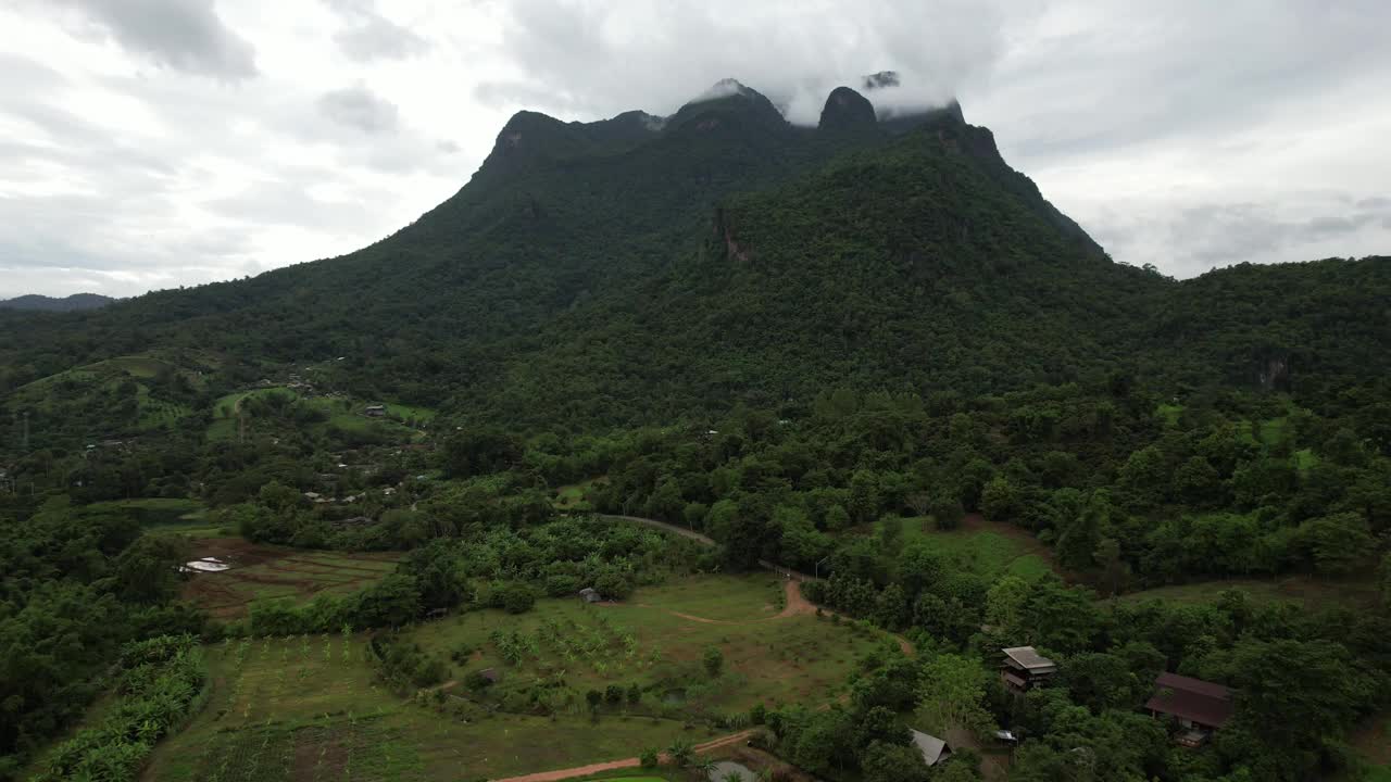 无人机鸟瞰泰国江道山山谷中的村庄视频素材