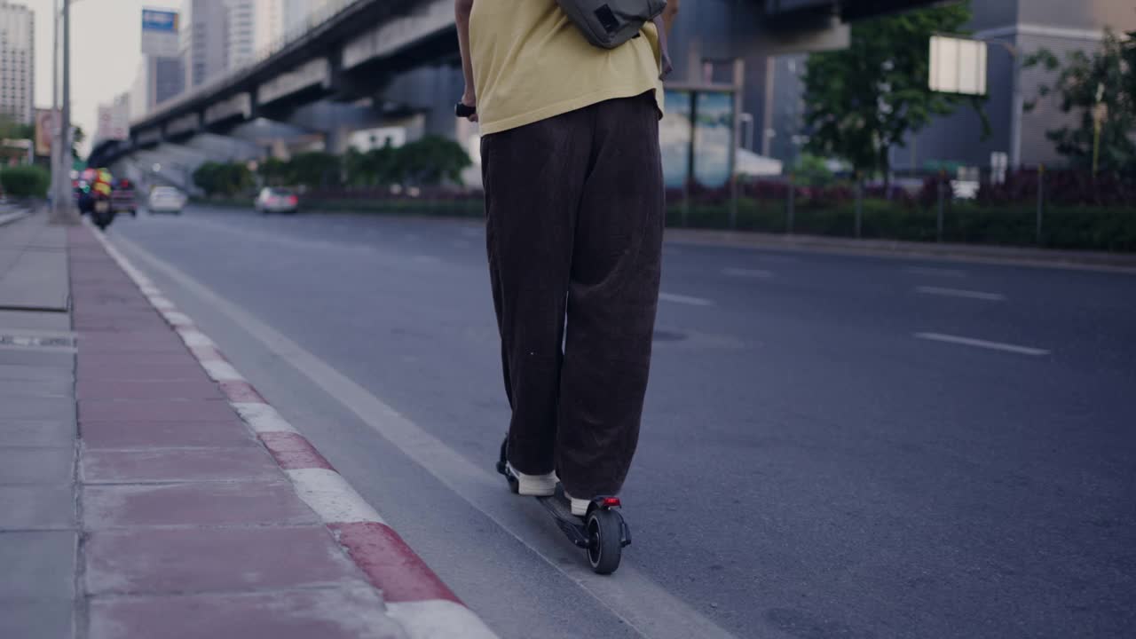 一个人骑着电动车在城市里旅行视频素材