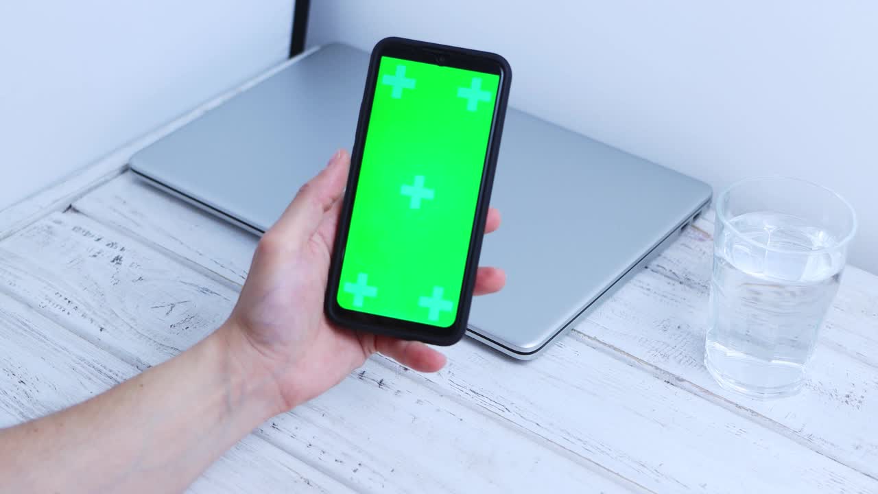 在办公室用绿屏智能手机的男人视频下载