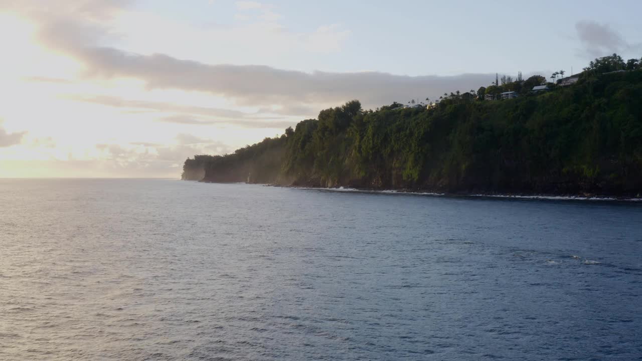 无人机拍摄夏威夷海岸的鸟瞰图。无人机在夏威夷上空飞行视频素材