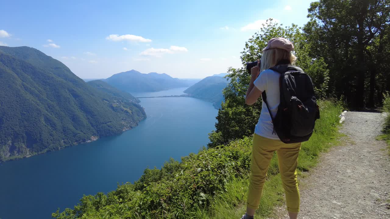 Lugano Bre山的一名女摄影师视频素材