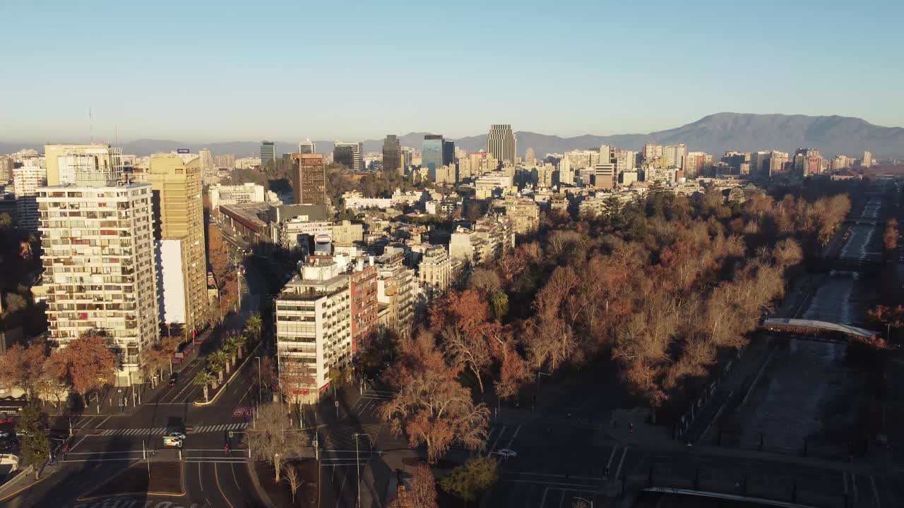 鸟瞰图的圣地亚哥德智利市中心视频素材