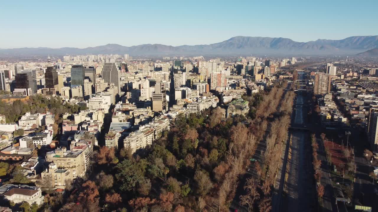 鸟瞰图森林公园在圣地亚哥市中心视频素材