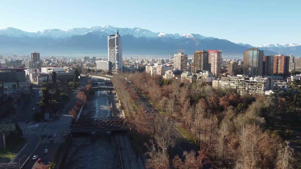 鸟瞰图的圣地亚哥在一个冬天的早晨视频素材