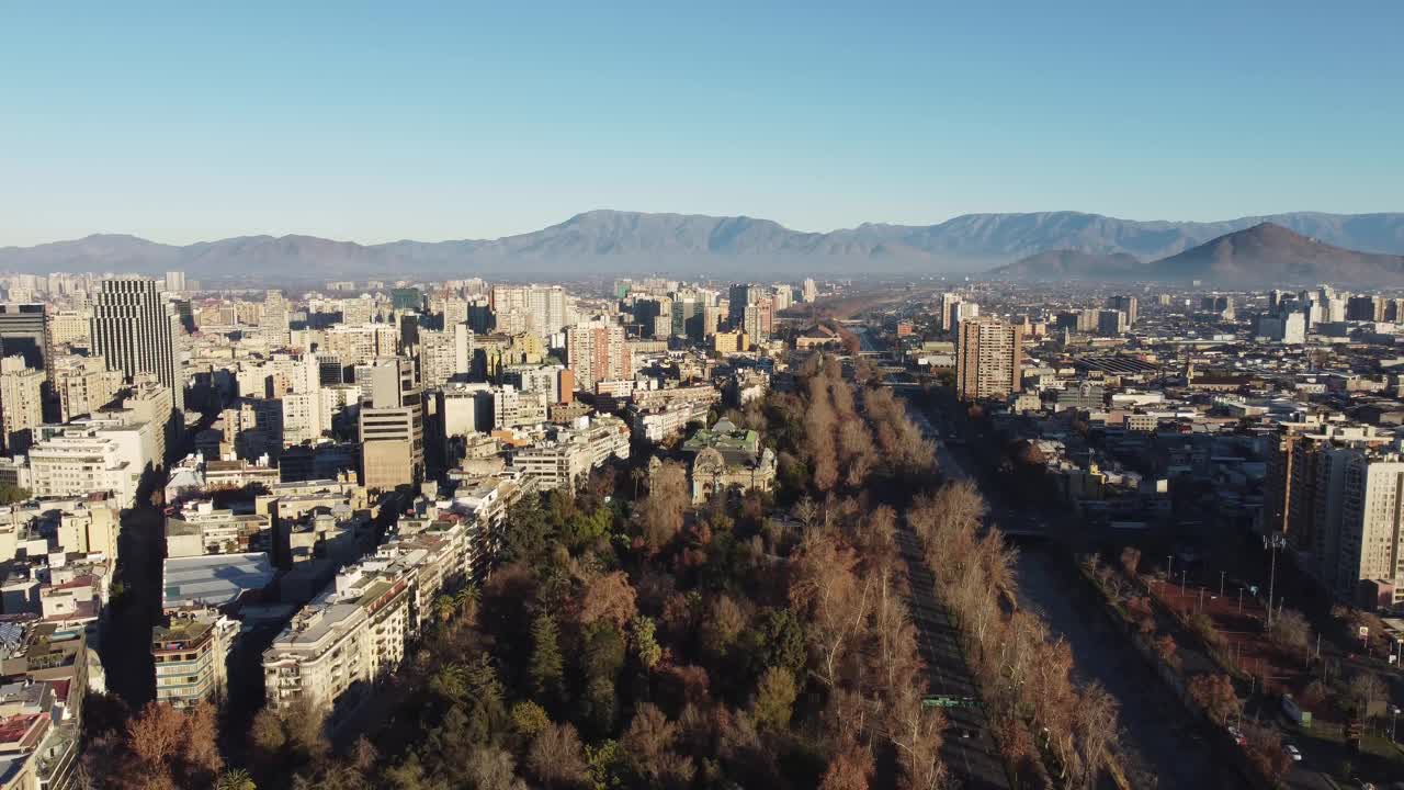 鸟瞰图森林公园在圣地亚哥市中心视频素材