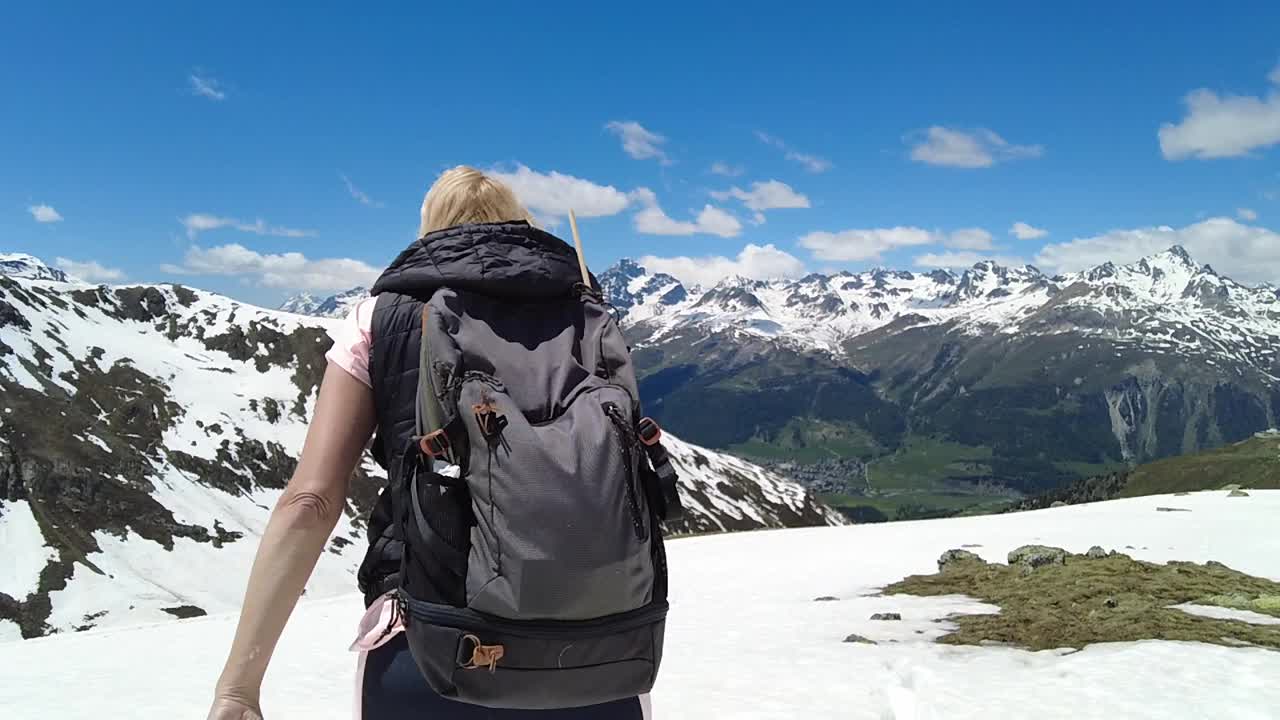 在瑞士拿着登山杖的女孩视频素材