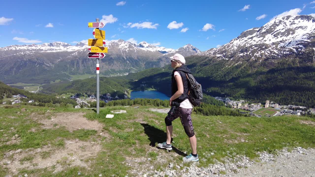 在瑞士徒步旅行的女背包客视频素材