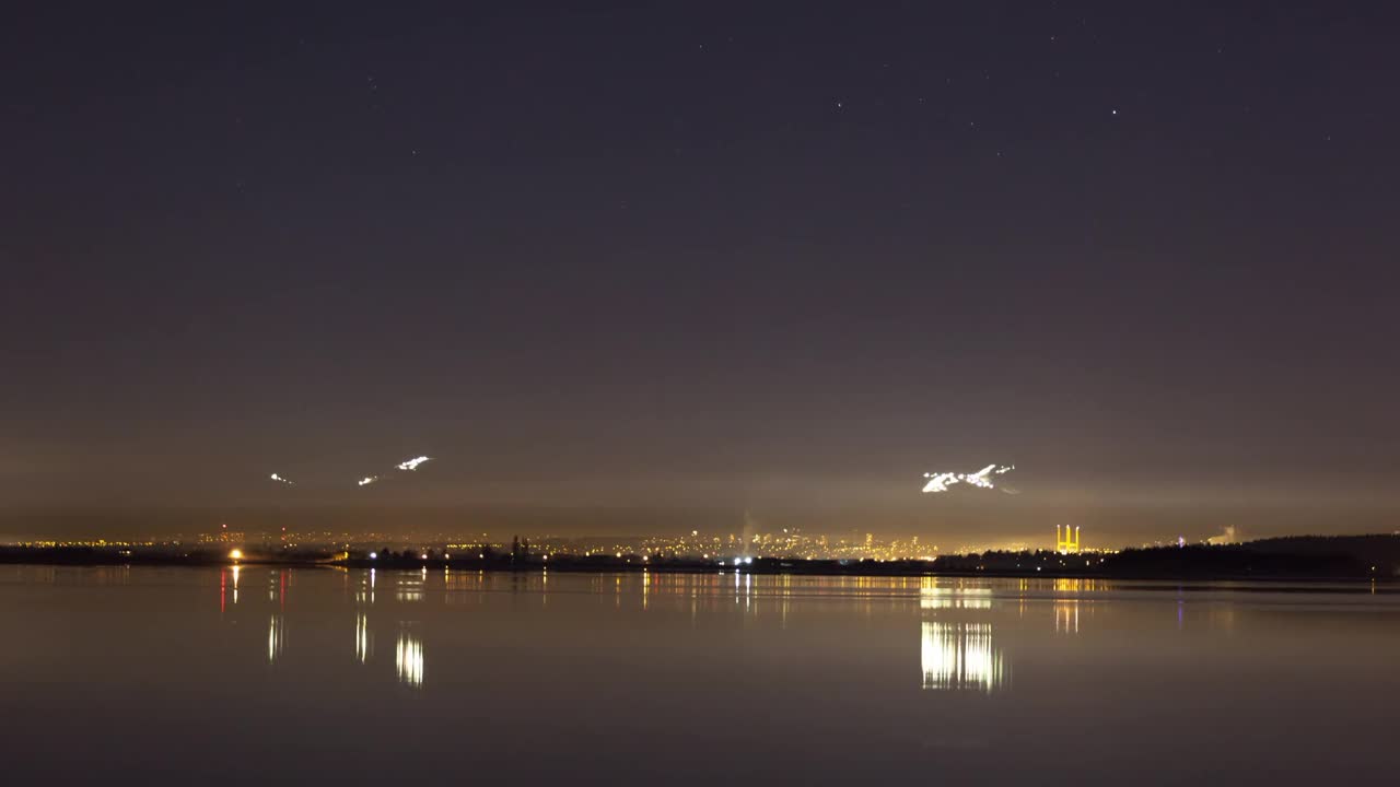 在照明的夜晚，锁定时间流逝的湖泊风景-史密斯岩石州立公园，俄勒冈州视频素材