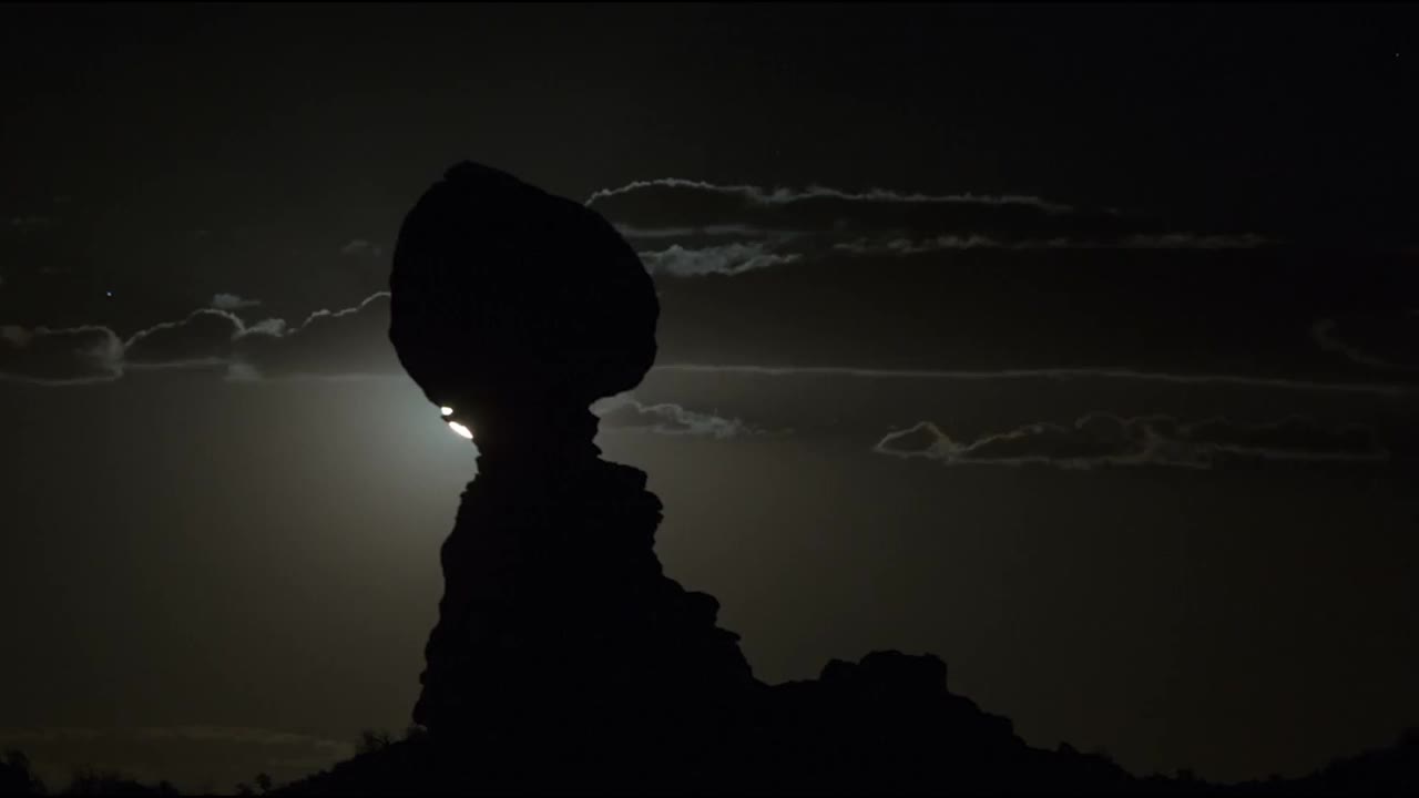 锁定时间延迟岩石形成的风景在多云的天空在夜间-史密斯岩石州立公园，俄勒冈州视频素材