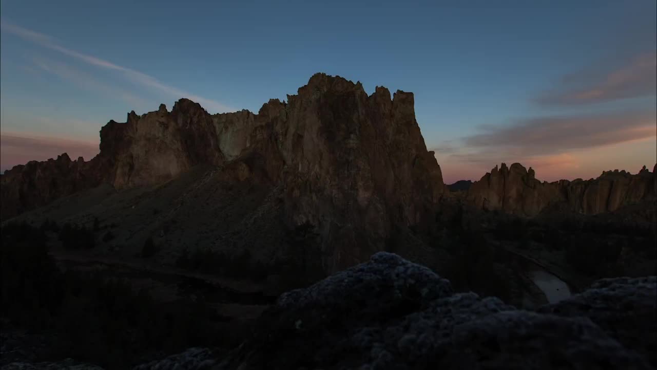 时间流逝美丽的史密斯岩石州立公园，河流在岩石中流动视频素材