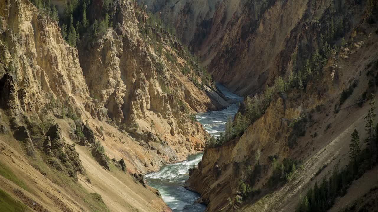 延时封锁拍摄河水流动的岩层-俄勒冈州史密斯岩石州立公园视频素材