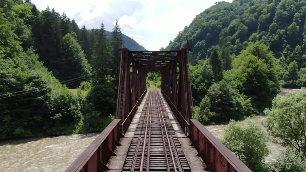 飞越群山中的铁路桥视频素材