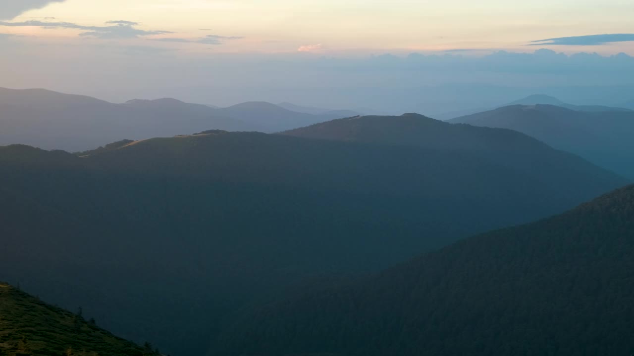 在一个有风的晚上，远处青山的全景。视频素材