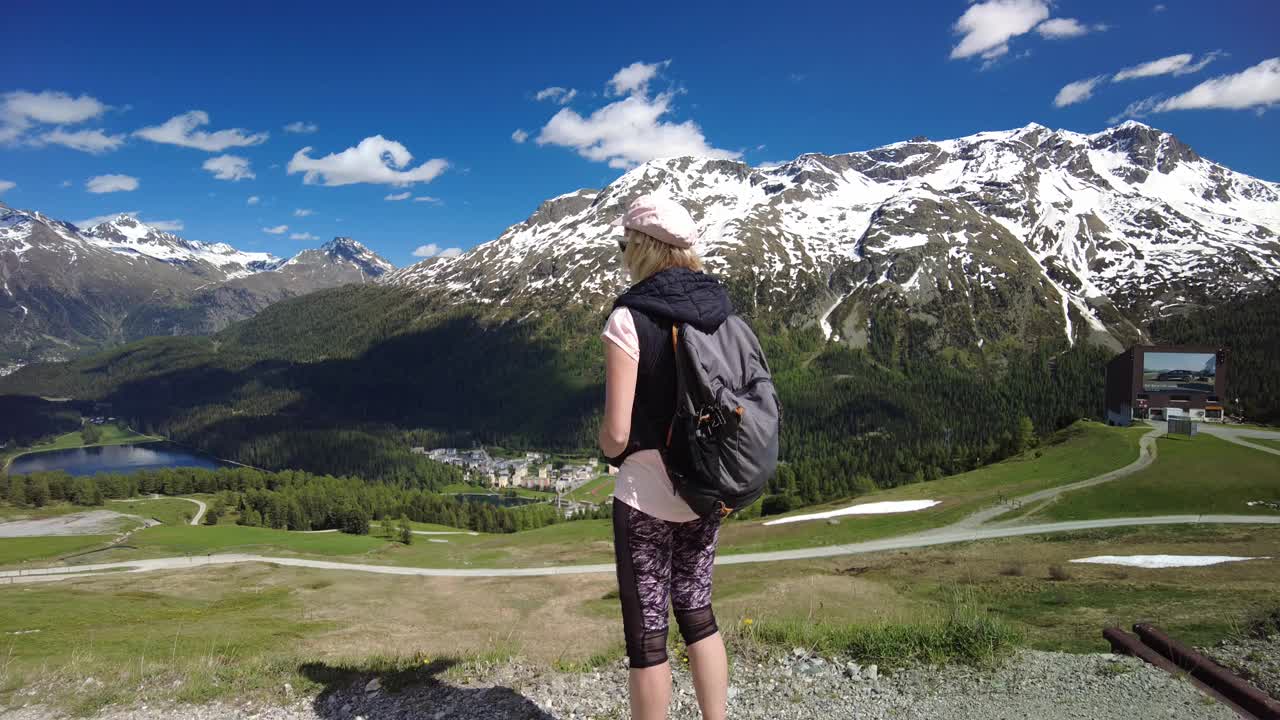 在瑞士徒步旅行的女性视频素材