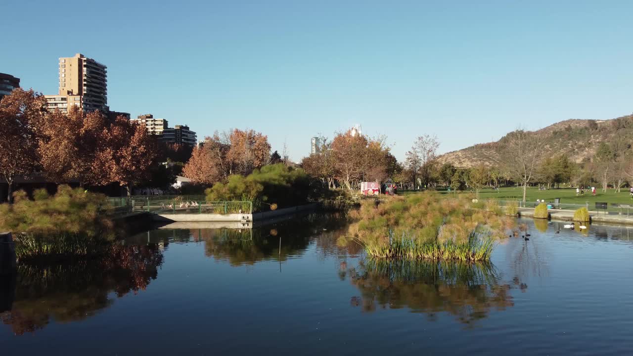 一个秋天的早晨，智利圣地亚哥的两百周年公园视频素材