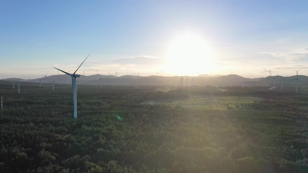 鸟瞰图壮丽的风力农场景观在日落视频素材