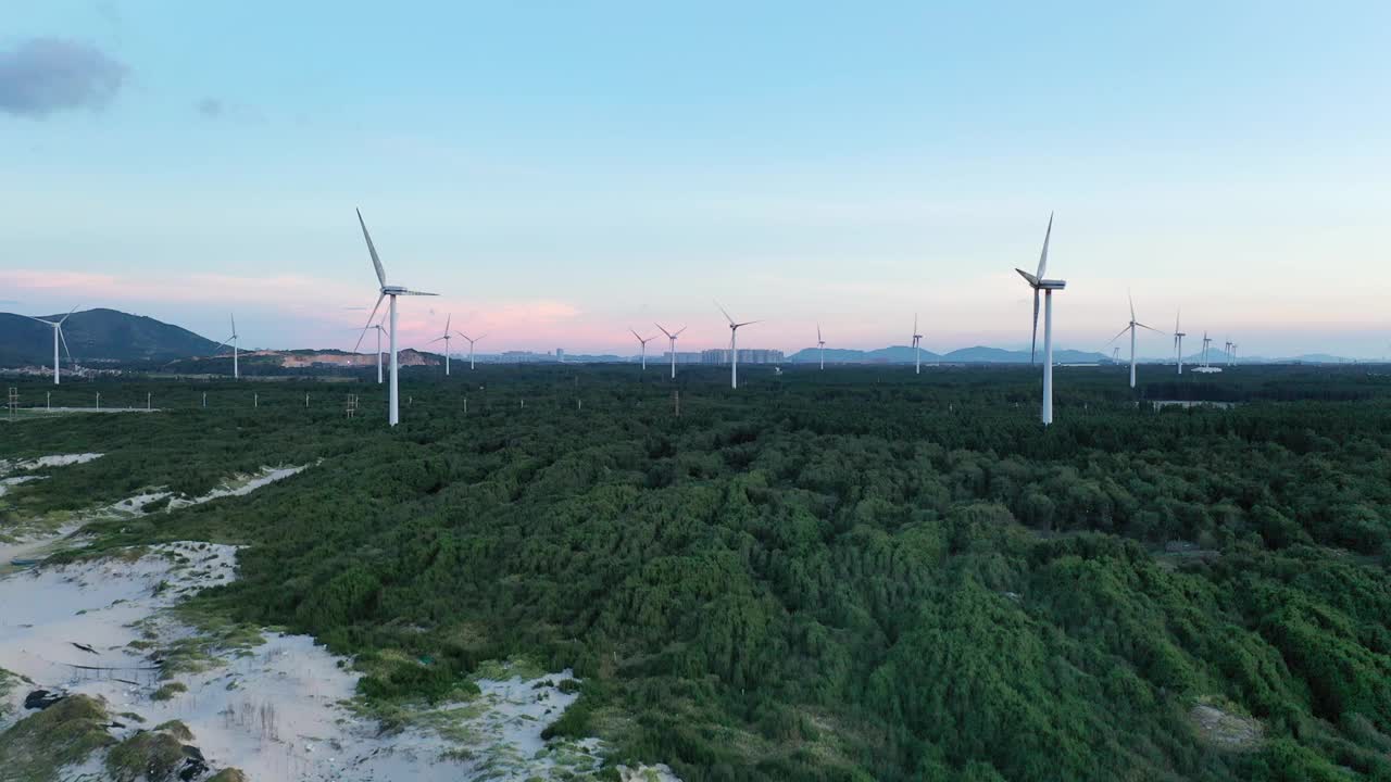 风电场的景色在暮色中与森林和谐相处视频素材