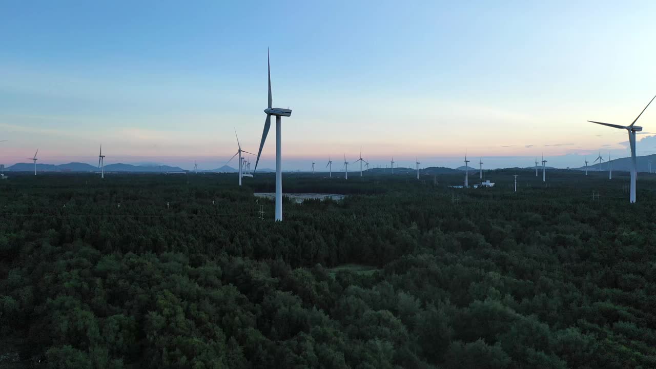 宏伟的风电场景观视频素材