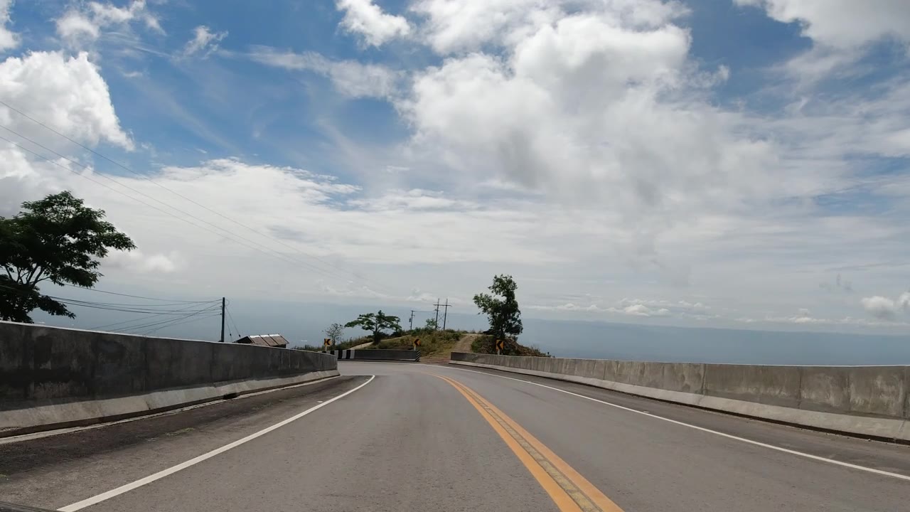 在泰国碧差汶的乡村，汽车行驶在蜿蜒的山路或街道上，山上有绿色的天然森林树木。交通工具。视频素材画面1