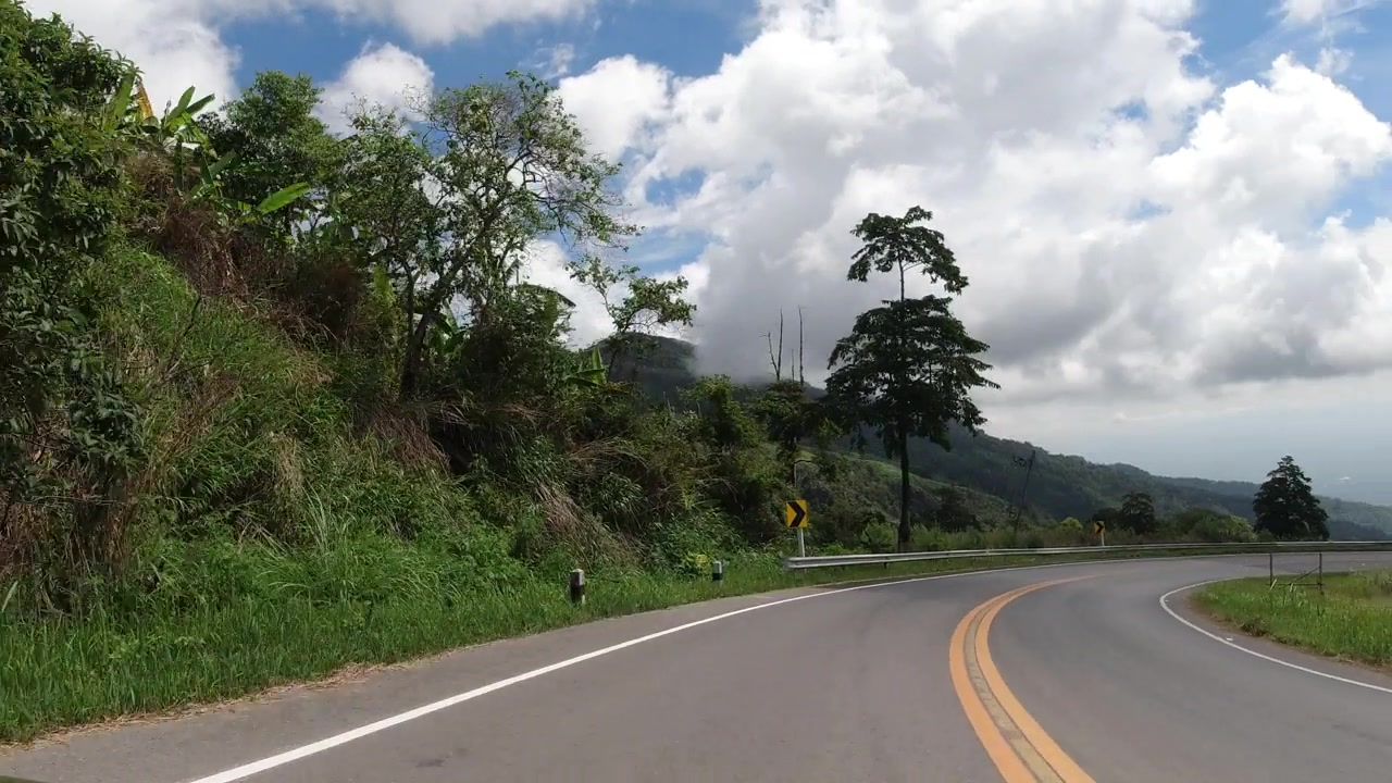 在泰国碧差汶的乡村，汽车行驶在蜿蜒的山路或街道上，山上有绿色的天然森林树木。交通工具。视频素材画面3