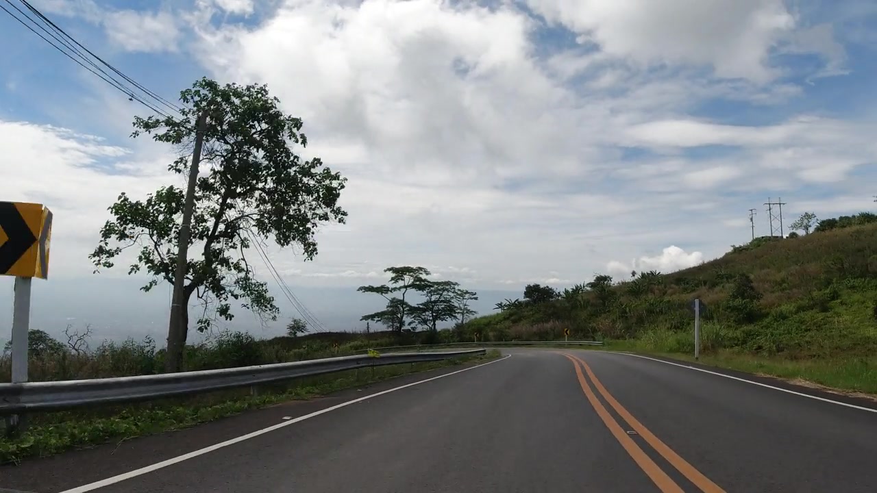 在泰国碧差汶的乡村，汽车行驶在蜿蜒的山路或街道上，山上有绿色的天然森林树木。交通工具。视频素材画面4