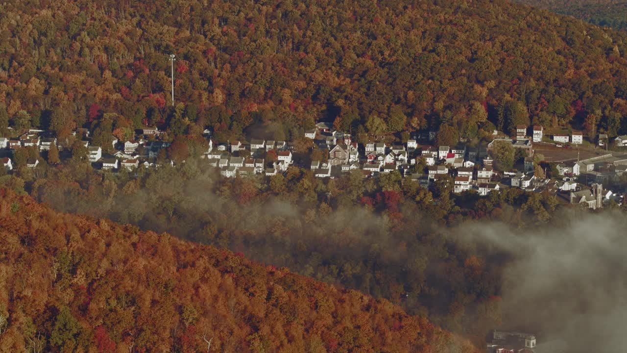 阳光明媚的清晨，在宾夕法尼亚州卡本县的吉姆·索普镇，波科诺山脉上空有低云。航拍视频与平移摄像机运动。视频素材