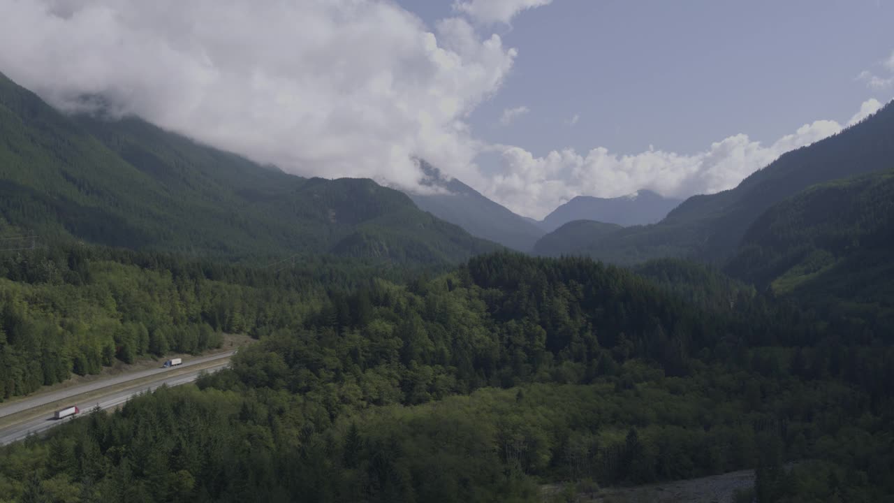 在太平洋西北的山脉鸟瞰图视频素材