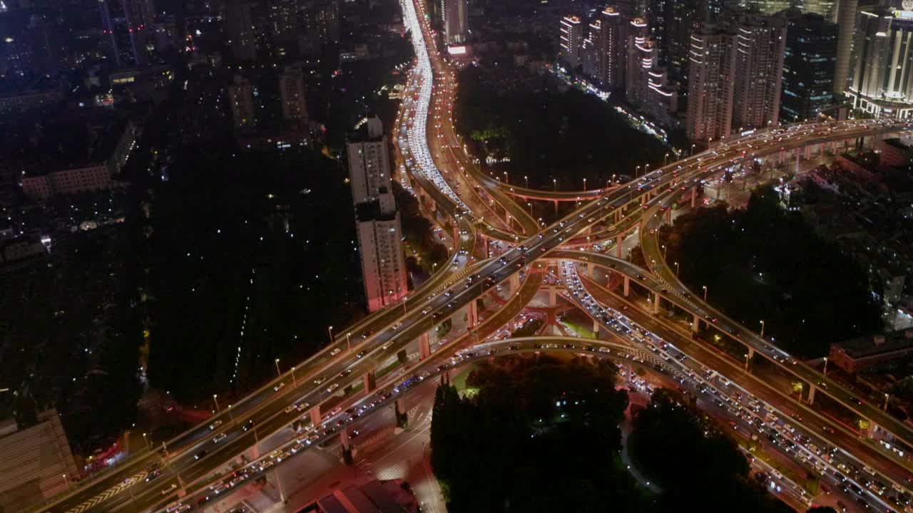 夜景中的上海，灯火通明的立交桥和繁忙的交通视频素材