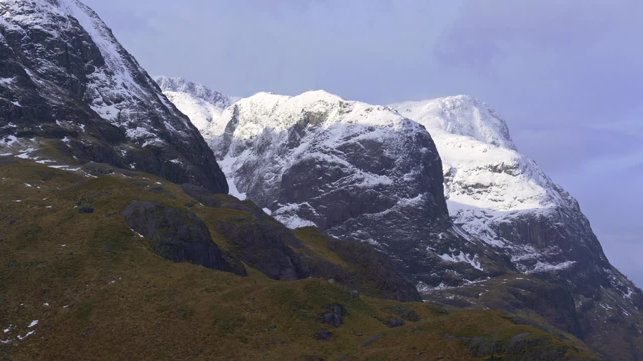 格伦科高地山脉雾霭雪天苏格兰镜头视频素材