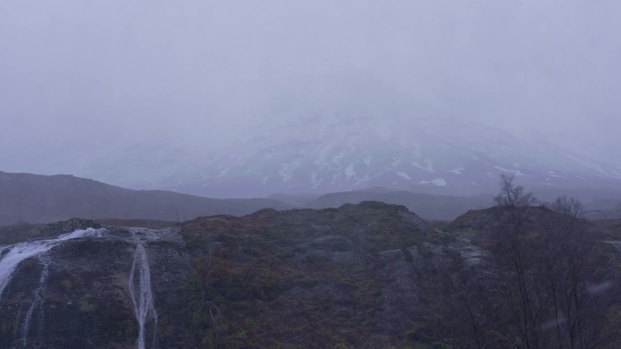 格伦科高地山脉雾霭雪天苏格兰镜头视频素材