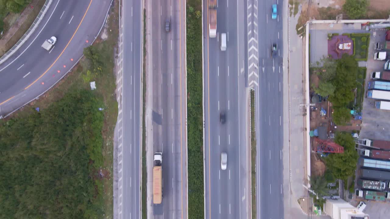 无人机鸟瞰公路交通与驾驶汽车。视频素材