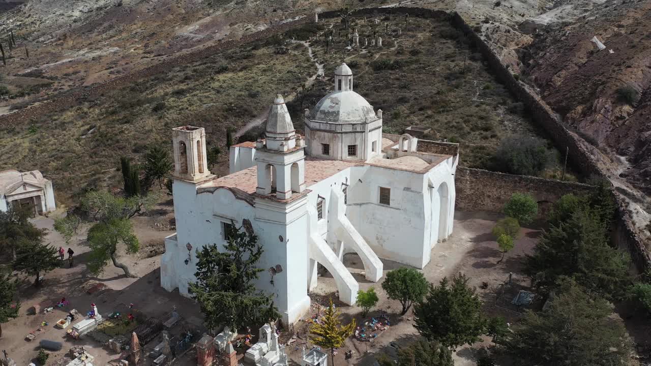 在圣路易斯的真实的卡托斯的无人机视图Potosí。墨西哥旅游目的地。在瓜达卢佩岛上空侧身飞行。视频素材