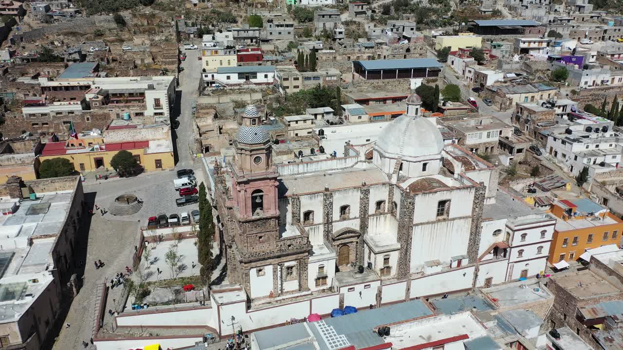 圣路易斯市Iglesia Real de Catorce的无人机视图Potosí。墨西哥天主教教堂的旅游目的地。废弃的矿业城市，天主教徒和惠切勒萨满教徒的朝圣之地。视频素材