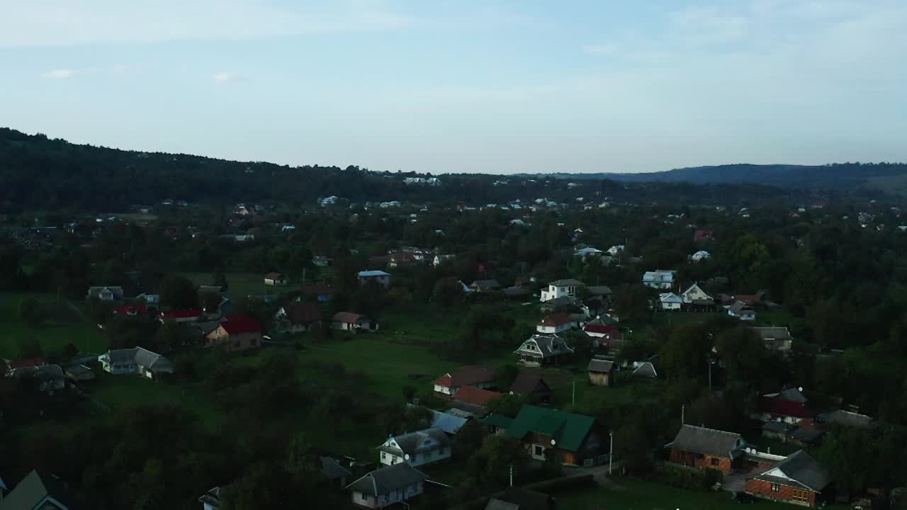 位于乌克兰喀尔巴阡山区的山村，俯瞰山村的群山，风景如画。视频素材