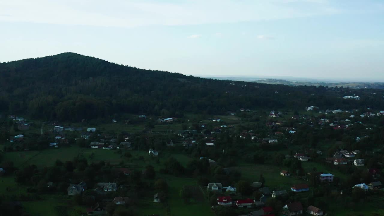 位于乌克兰喀尔巴阡山区的山村，俯瞰山村的群山，风景如画。视频素材