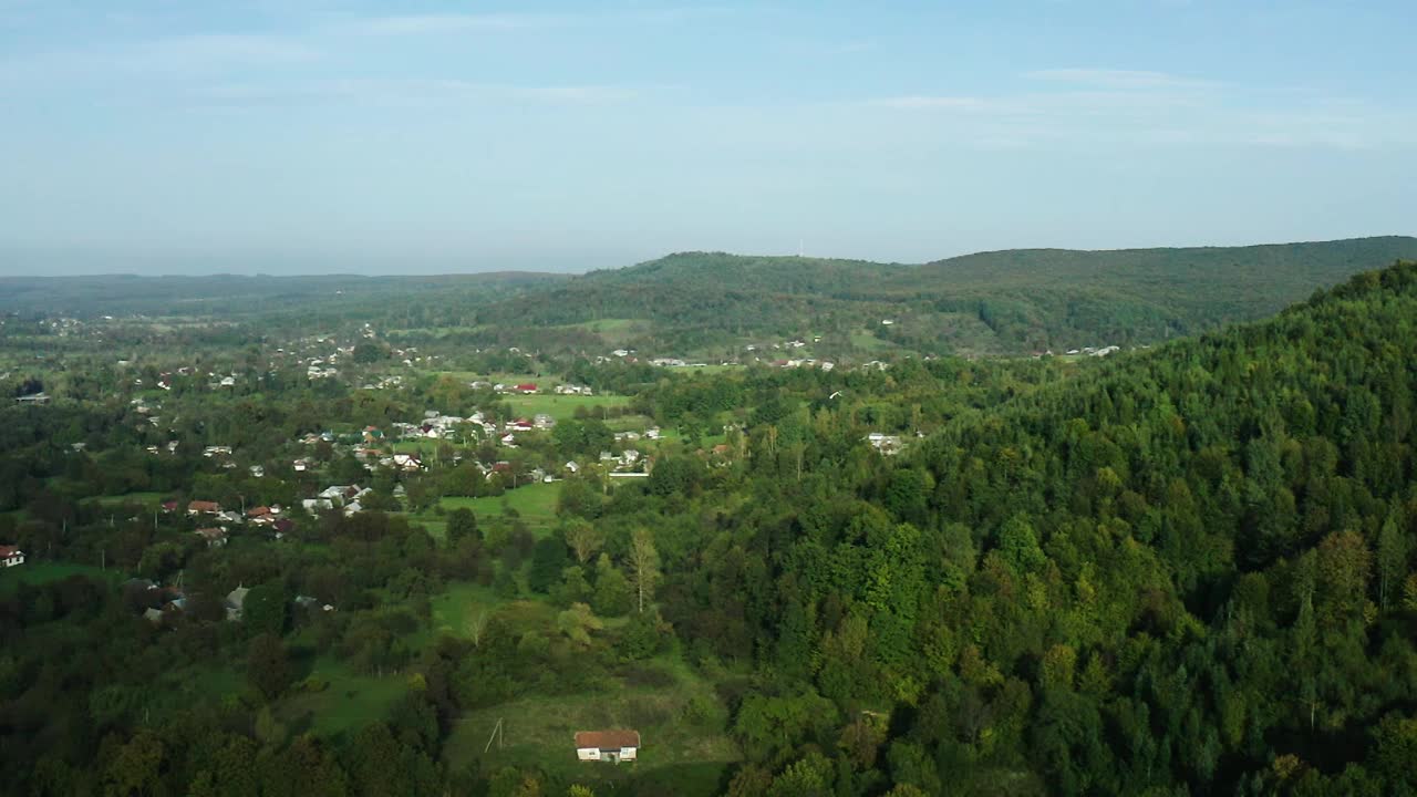 位于乌克兰喀尔巴阡山区的山村，俯瞰山村的群山，风景如画。视频素材