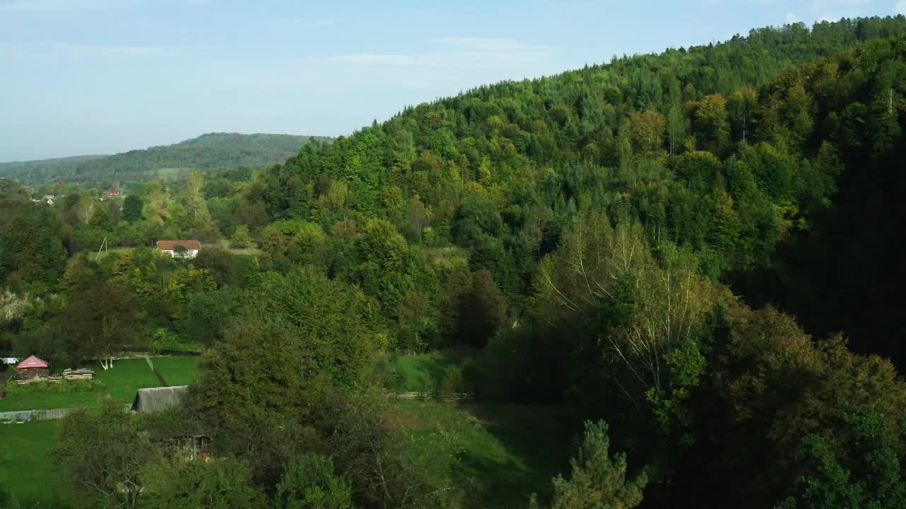 位于乌克兰喀尔巴阡山区的山村，俯瞰山村的群山，风景如画。视频素材