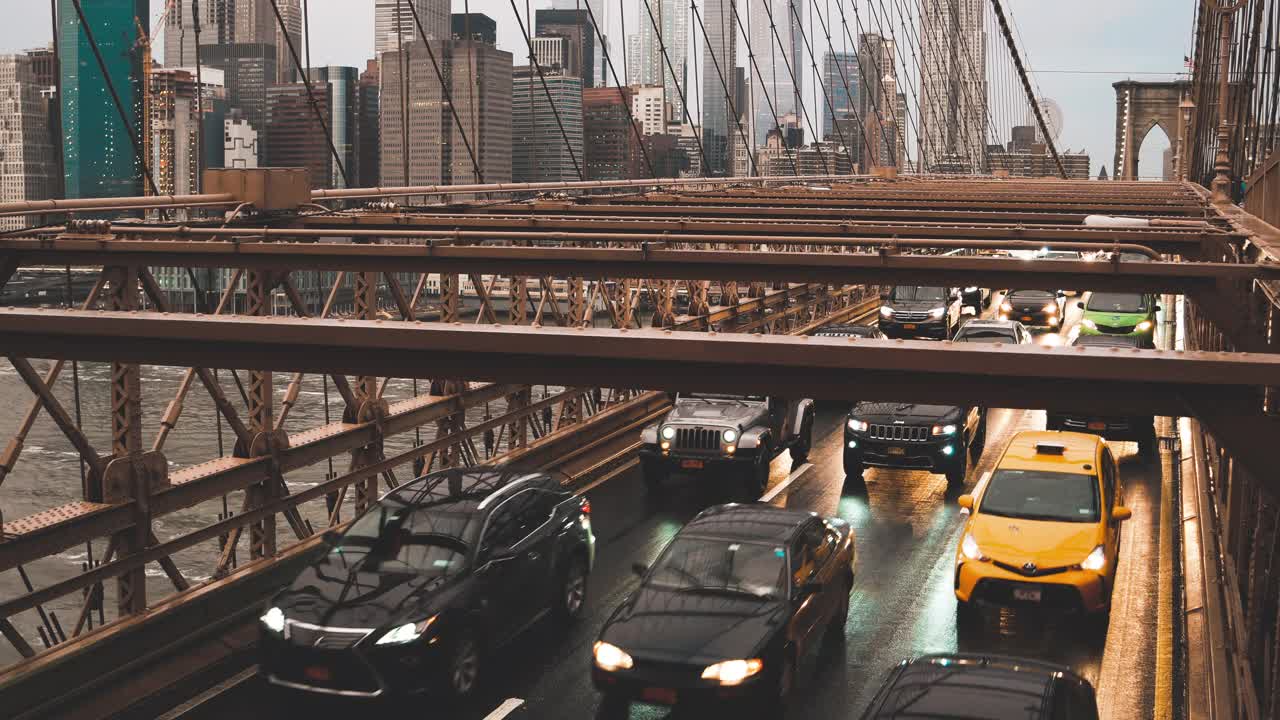 T/L View of Traffic on Brooklyn Bridge at Dusk, Manhattan Skyline /纽约视频素材