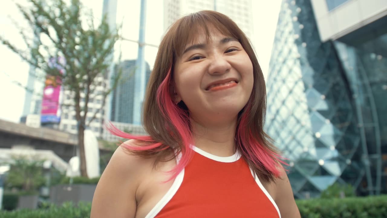 一个年轻女人的肖像视频素材画面1
