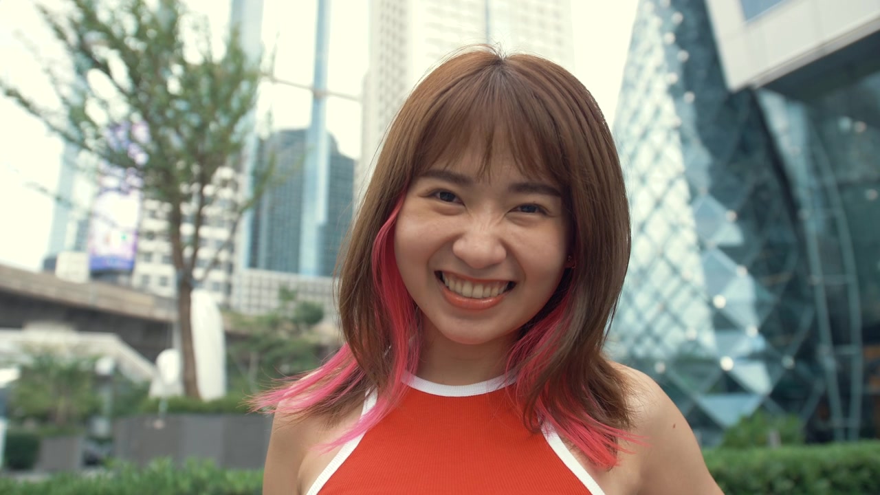 一个年轻女人的肖像视频素材画面2