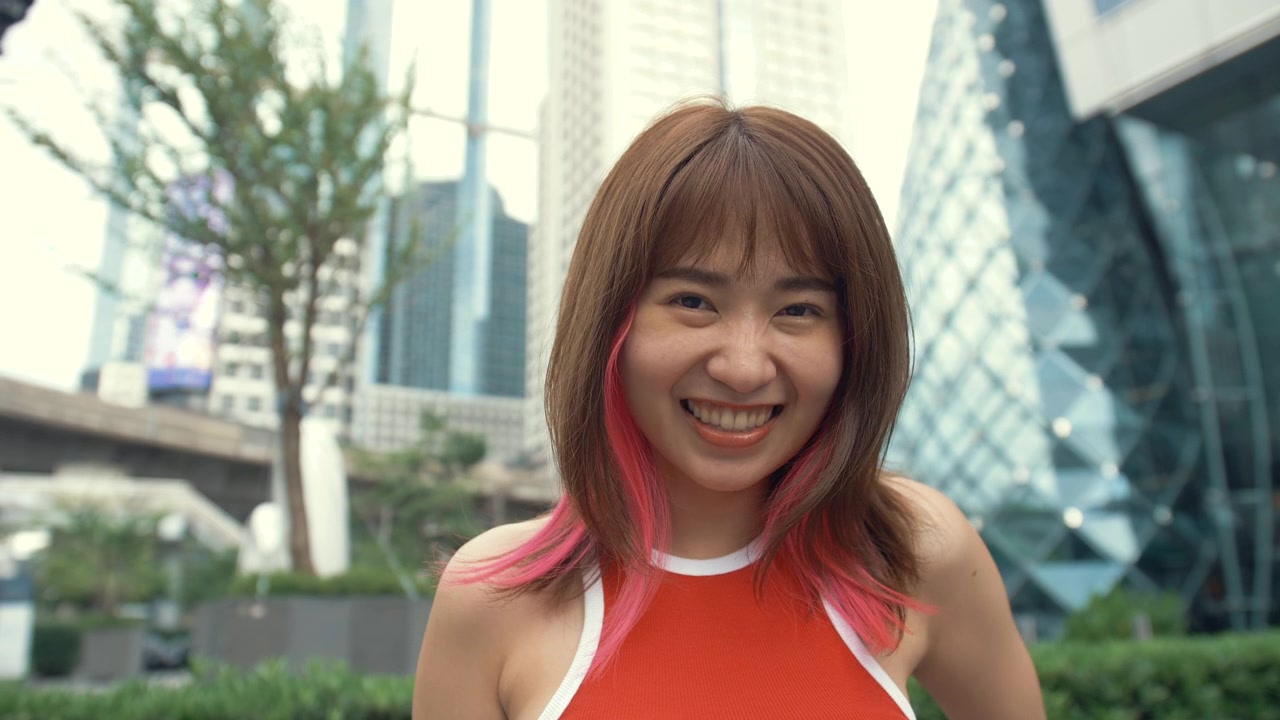 一个年轻女人的肖像视频素材画面3