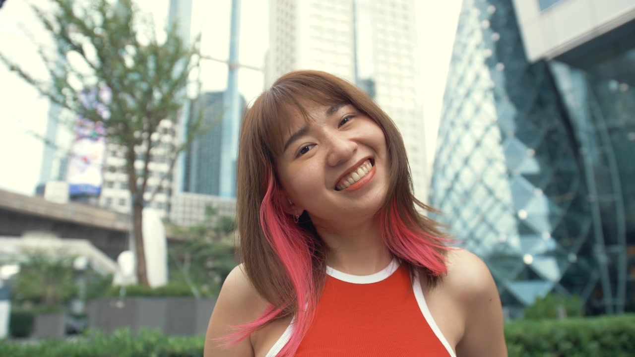 一个年轻女人的肖像视频素材画面4