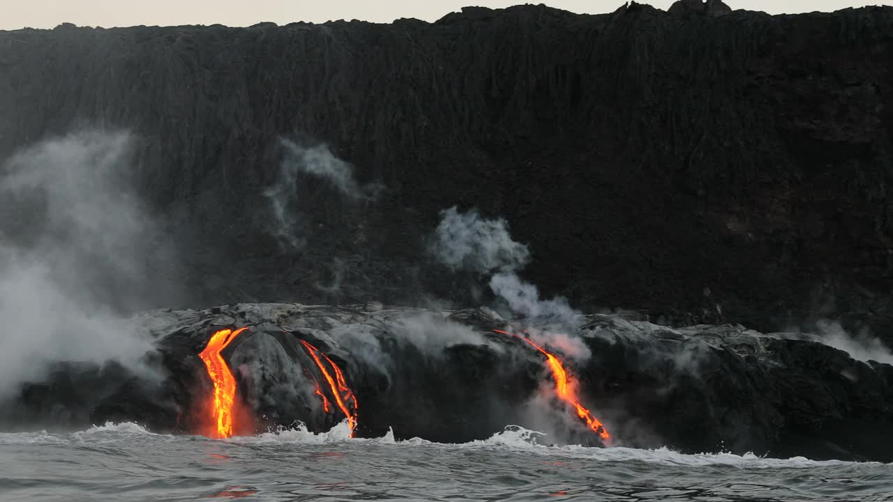 美国夏威夷大岛熔岩火山喷发，熔岩流入海洋。从美国基拉韦厄火山流出的太平洋熔岩流。从水中看，斯坦尼康，59.94 FPS，视频素材