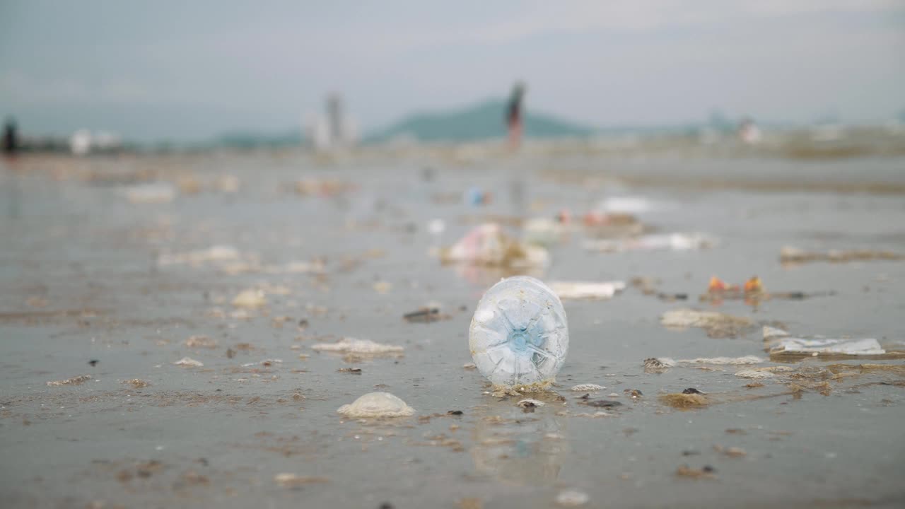 海滩上的塑料瓶和其他垃圾视频素材