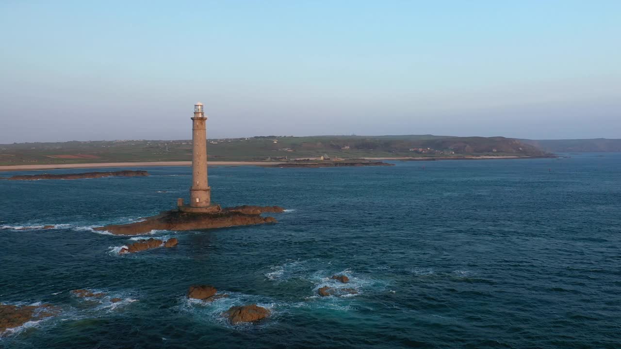 夏天的时候，海浪拍打着位于法国诺曼底的海牙灯塔的岩石，朝着海牙和瑟堡方向前进。视频素材